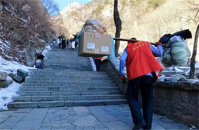 泰山明明有纜車 為啥還要請?zhí)羯焦�？（泰山挑山工�? width=