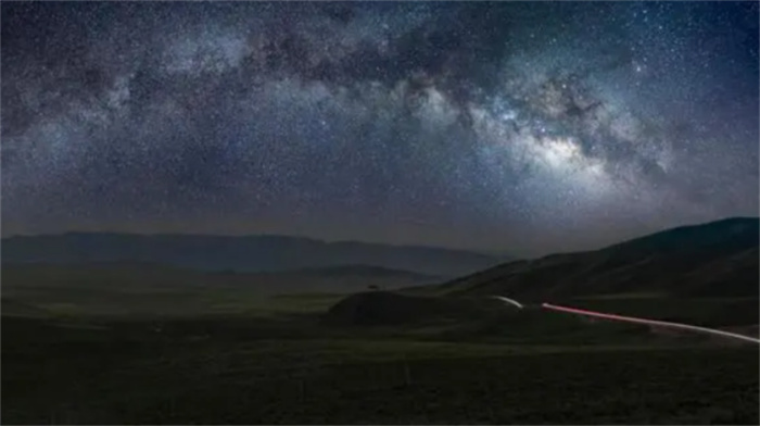 宇宙并非永恒  英國物理學(xué)家認為  宇宙將在黑洞中不斷毀滅重生