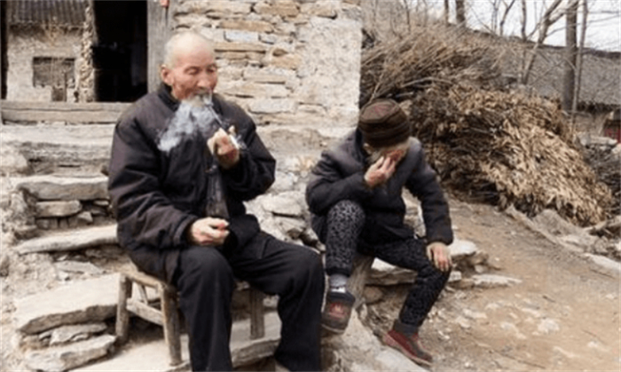 專家一萬想收購文物 老人轉手買了1800萬（黑心專家）