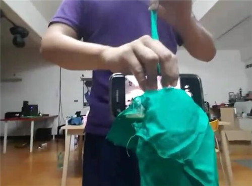 視頻：絲巾穿越手機(jī)屏幕從背面拉出 你能看出破綻嗎