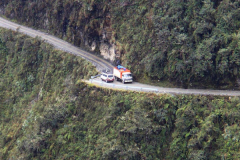 世界上最危險的公路:最窄處只容一車(外側(cè)萬丈深淵)