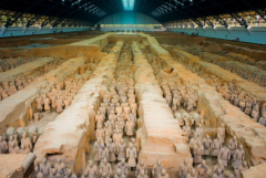 秦始皇陵墓里有什么：有很多陪葬品(兵馬俑、九個(gè)鼎)