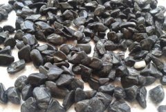 礫石和碎石的區(qū)別 碎石更大更粗糙顏色區(qū)別比較大