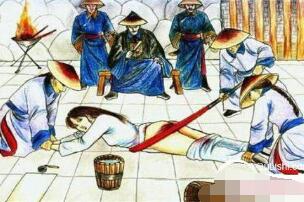 古代女子刑罰杖刑，脫光內(nèi)衣用木板打臀部(懲治婦人出軌)